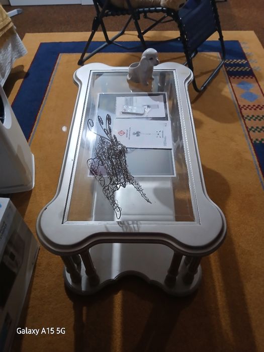 Mesa de centro em madeira,pintada de dourado com vidro