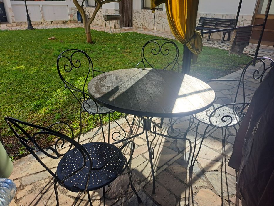 Mesa de jardim em ferro com 4 cadeiras