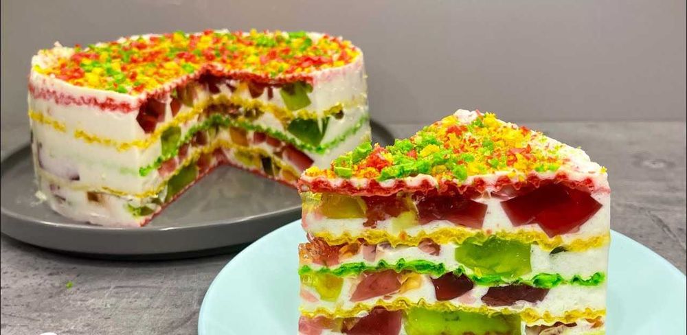 Słodkie ciasto tort waflowe, potłuczone szkło, mozaika.