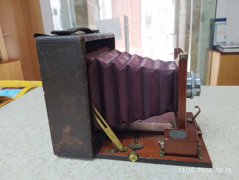 Pony Premo nº 5 é uma clássica câmara de fole / folding camera fabricada pela Rochester Optical Company entre 1898 e 1903