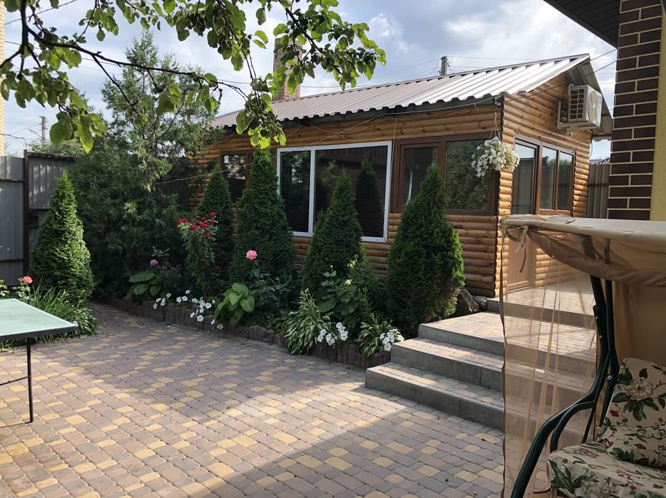 Великий будинок, лазня , басейн.