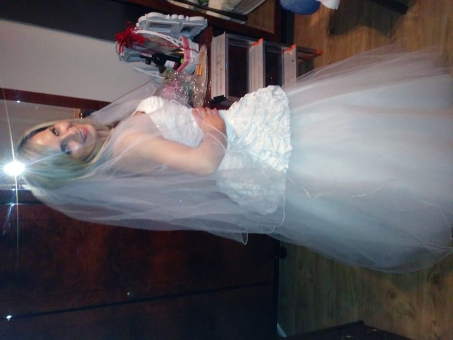 Sprzedam piękną suknie ślubną z welonem. R. 36-38