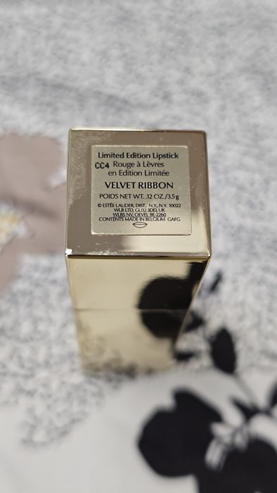 Estée Lauder Limited Edition Lipstick w odcieniu Velvet Ribbon.