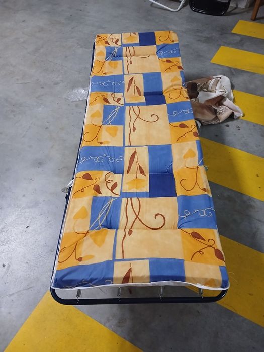 Divã  cor azul e amarelo