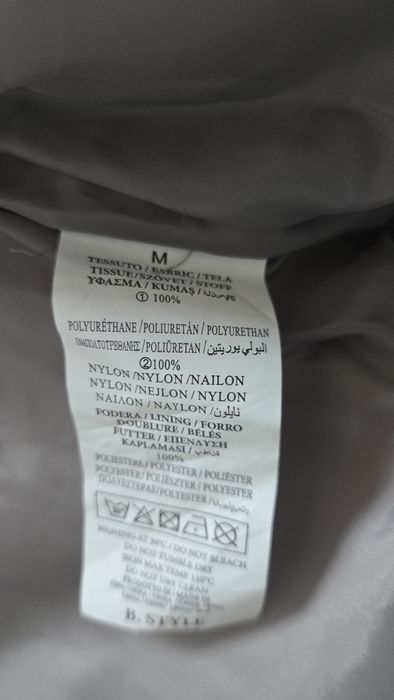 Casaco cinza prateado impermeável