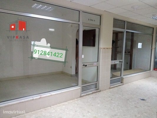 loja 9 m2 ,inserida em pequeno centro comercial — Póvoa De Santa Iria E Forte Da Casa, Lisboa