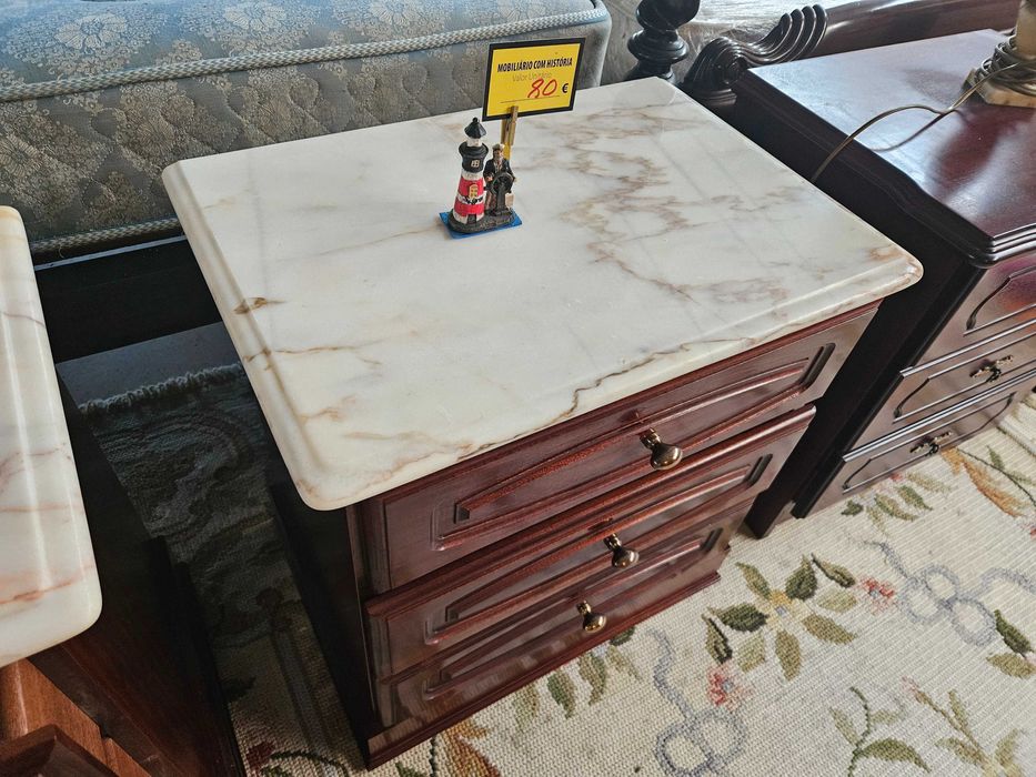 Excelentes mesas de cabeceira em madeira com tamp