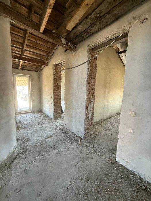 Продаж будинку з розпочатим ремонтом с. Лисиничі