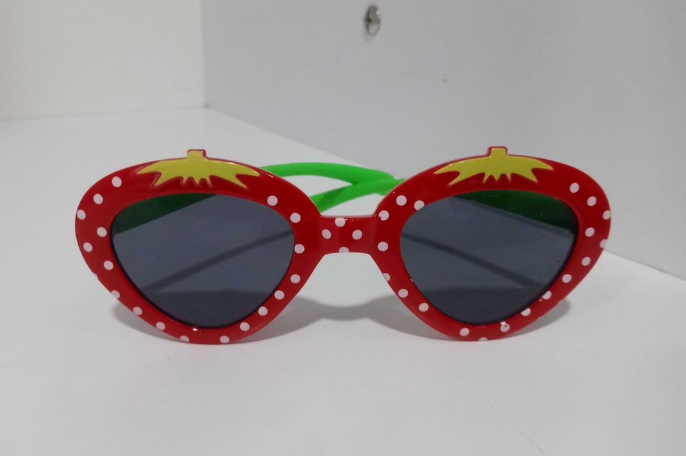 Primark okulary przeciwsłoneczne z motywem truskawki