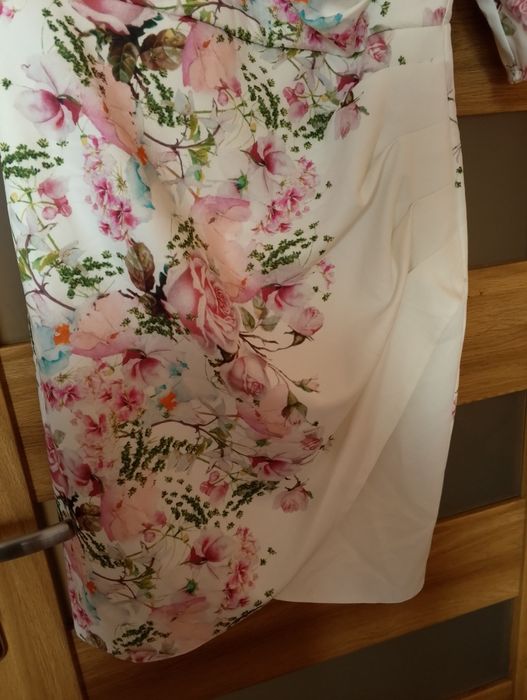 Piękna sukienka w kwiaty