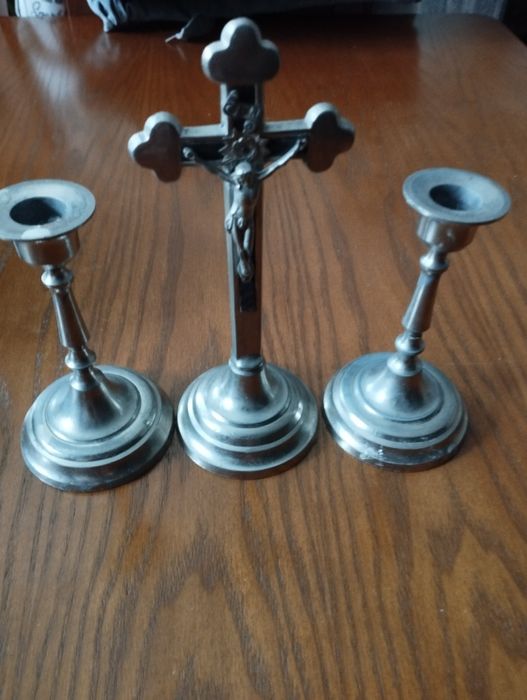 Krzyżyk i dwa lichtarze