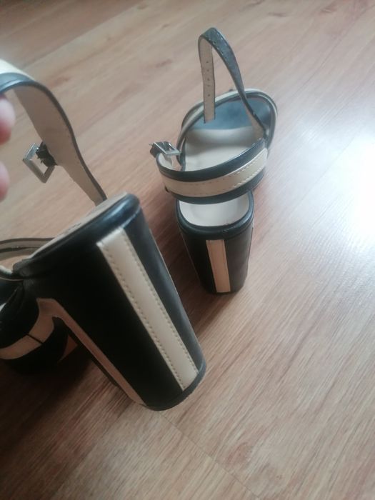 Sandały damskie na koturnie