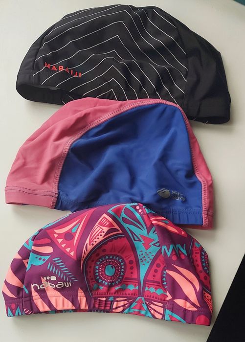 Trzy czepki pływackie