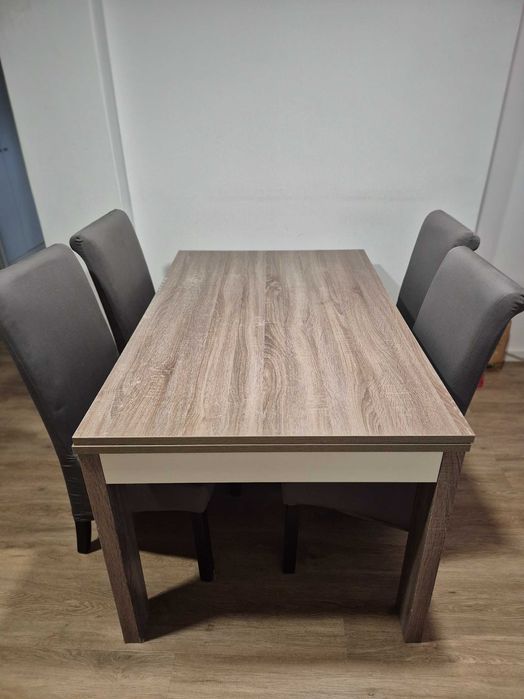 Mesa de jantar extensível e 4 cadeiras