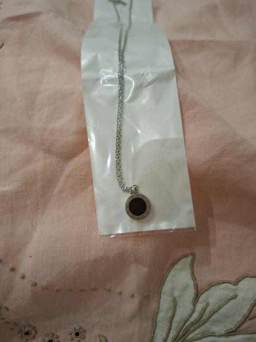 Colar / Fio prateado com pingente preto Aço
Novo