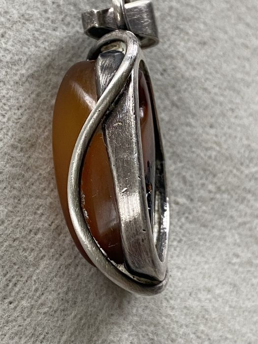 Srebrny wisior z bursztynem