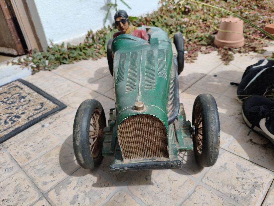 Modelo de carro de corrida artesanal dos anos 1950