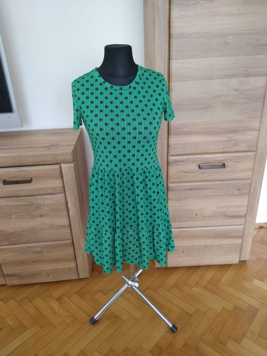 Sukienka Zara na zielonym tle czarne grochy S