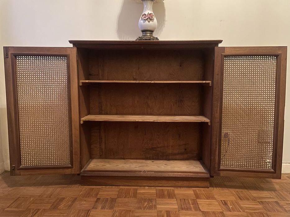 Sapateira antiga, móvel em madeira e palhinha