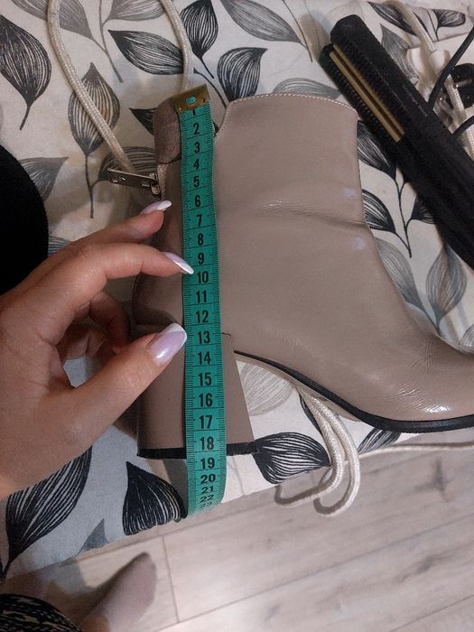 Продам жіночі ботінки.
