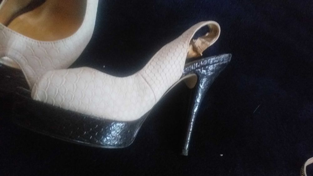 3 pares de sandálias em bom estado