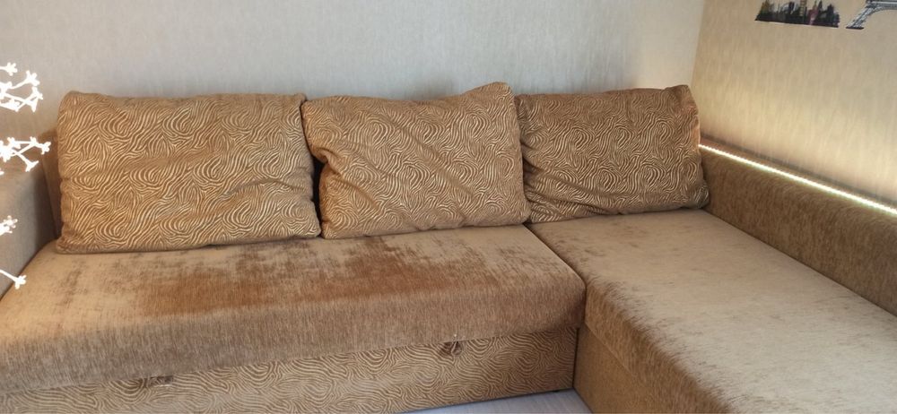Продається кутовий диван у гарному стані!