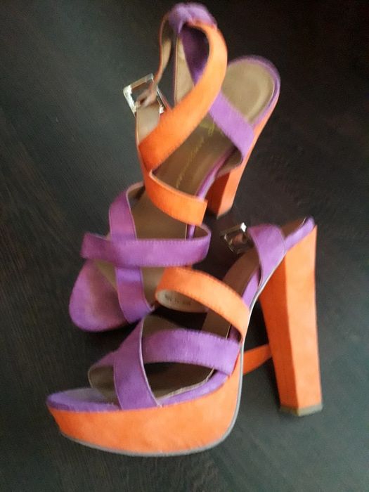 Sandálias novas Salto alto
