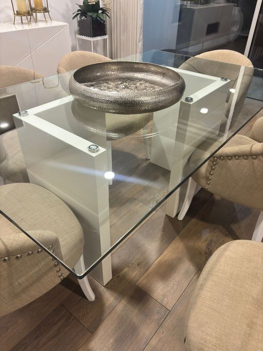 Oportunidade! Mesa de vidro com toque moderno e pés lacados!