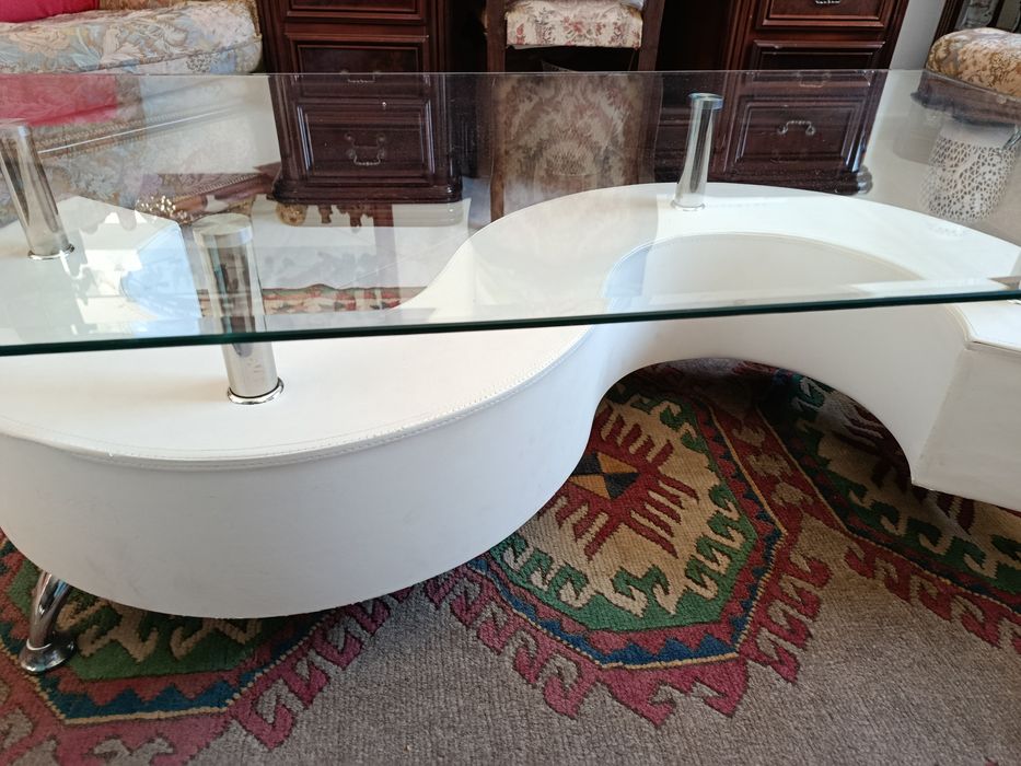 Mesa de centro. Está emiito bom estado.