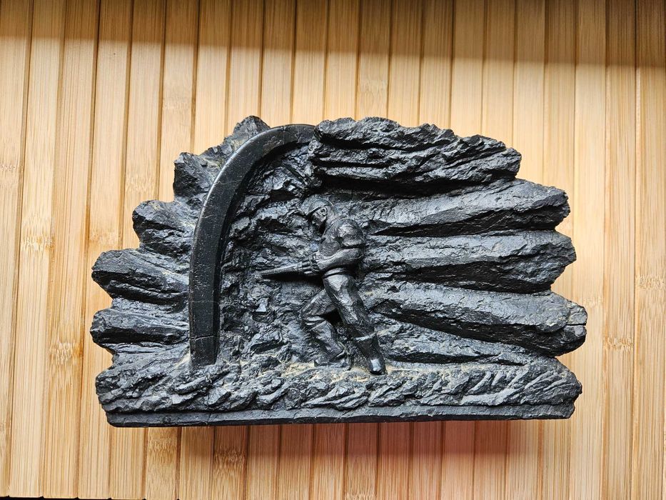 Rzeźba górnika w węglu PRL