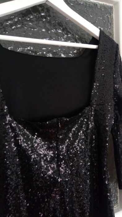 Vestido de lantejolas pretas_com costas decotadas