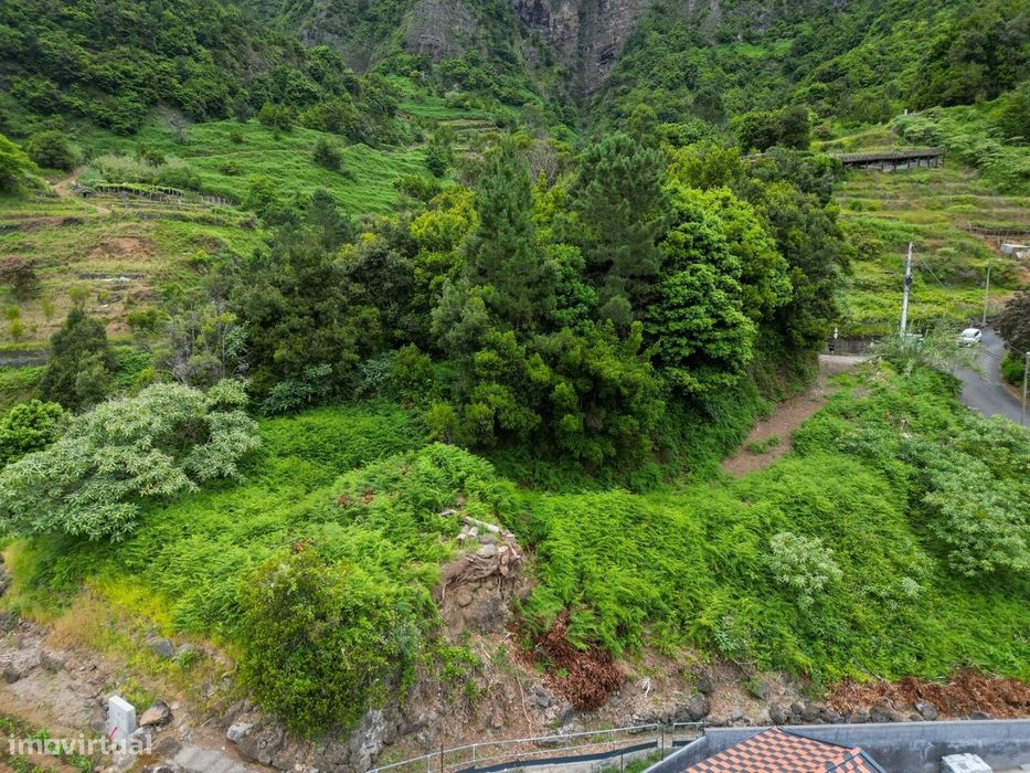 Terreno rústico com uma área de 2.302 m2