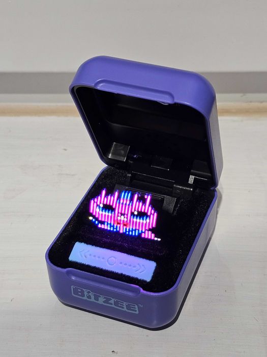 Bitzee. interaktywne cyfrowe zwierzątko z 15 zwierzętami w środku.