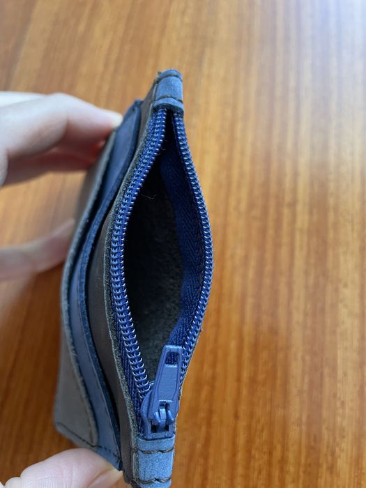 Porta cartões em pele com compartimento para notas e moedas.