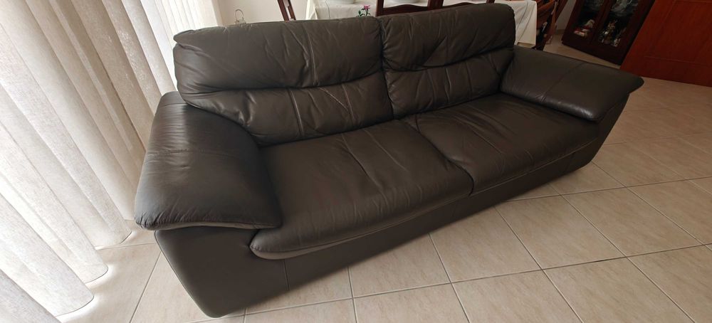 Sofá de 3 lugares, estofo em pele, cor castanha escura.