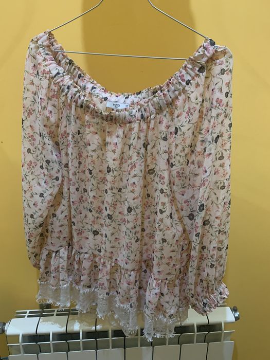 Blusa mulher “Mango” tamanho M, rosa com padrão floral e renda