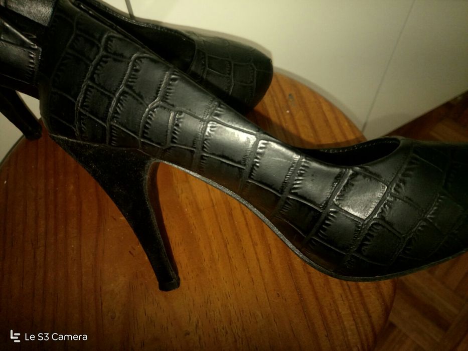 Sapatos pretos, saltos alto, pele,made Portugal,como novos!