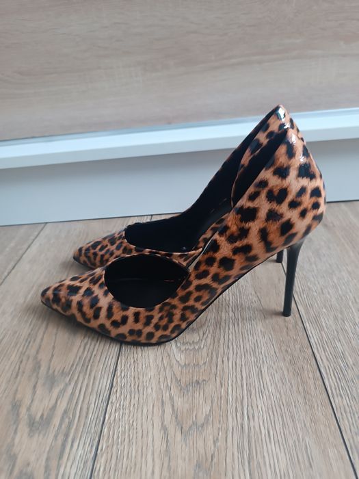 Burgundowe wysokie obcasy