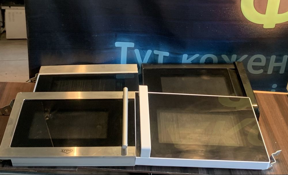Дверцята до мікрохвильової печі