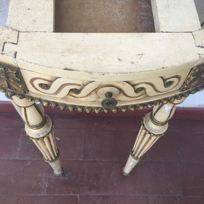 Mesa meia lua com gaveta pequena em talha