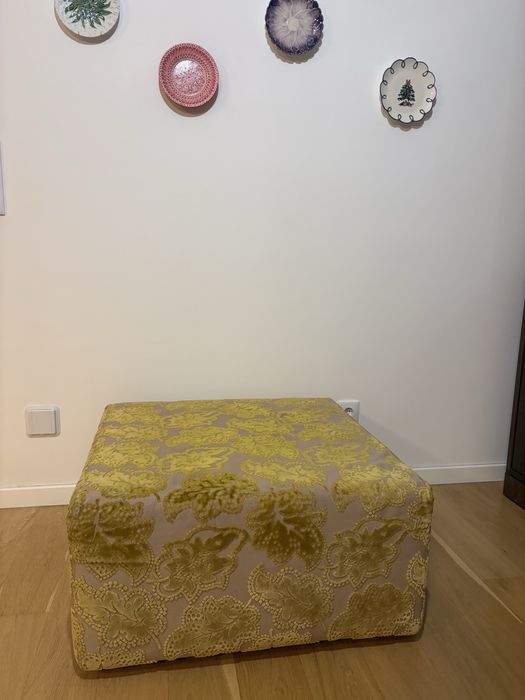 Puff de tecido estruturado com pés