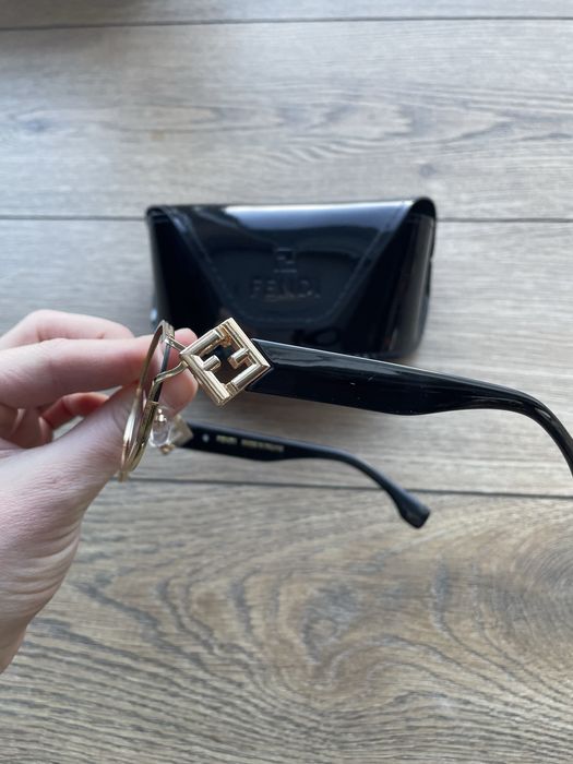 Okulary przeciwsloneczne fendi z etui