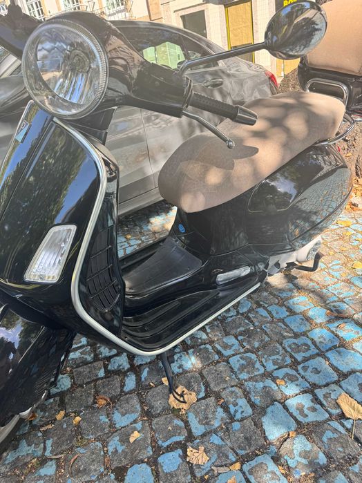 Vespa 250 GTS ie ABS, preto com mala