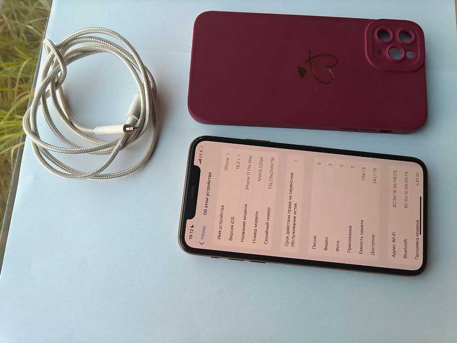 Новый iphone 11 pro max 265/4 c чехлом и проводом для зарядки