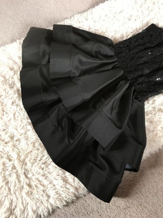 Czarna elegancka sukienka z falbanami