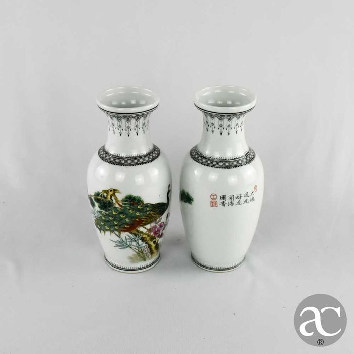 Par de jarras em porcelana da China, circa 1970
