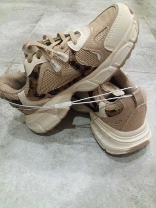 Кросівки з комбінованих матеріалів