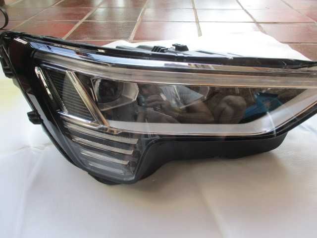 Farol direito Óptica Audi Q8 E-tron 4KE941040D