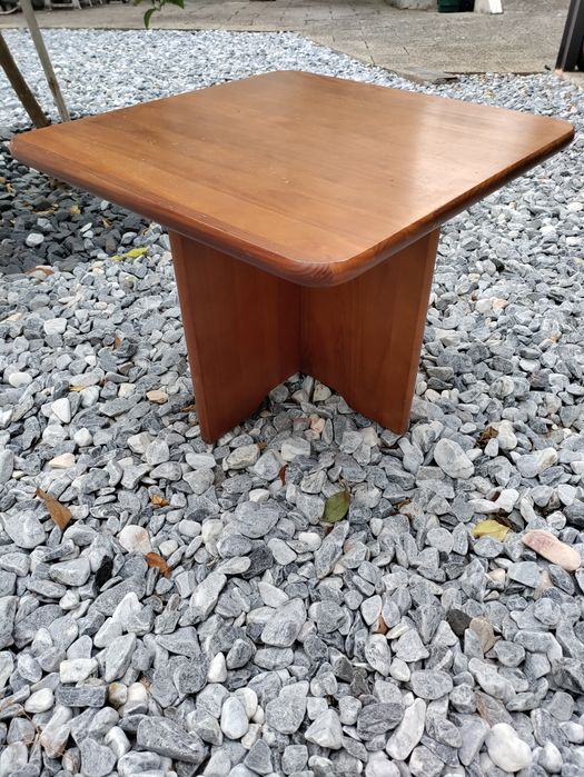 Mesa em madeira maciça