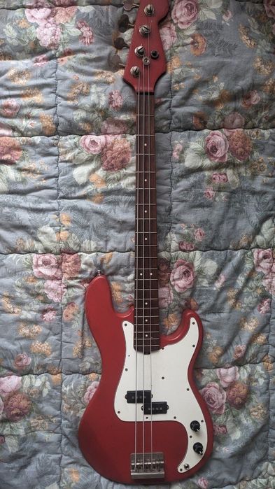 Продам бас-гитару